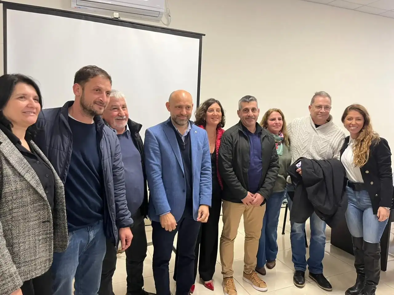Galnares, junto a distintas autoridades participó de la apertura de sobre en Carreras.