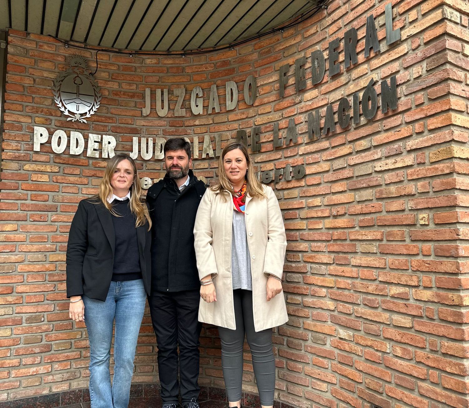 Orciani junto a los presidentes comunales Paola Forcada, de Arequito y Federico Vallé, de Chañar Ladeado.