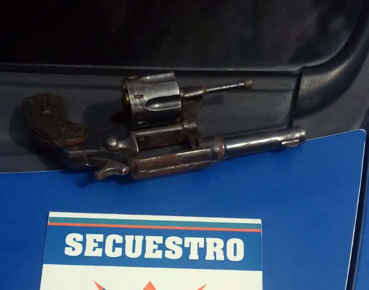 Un hombre fue aprehendido con un revólver calibre 32