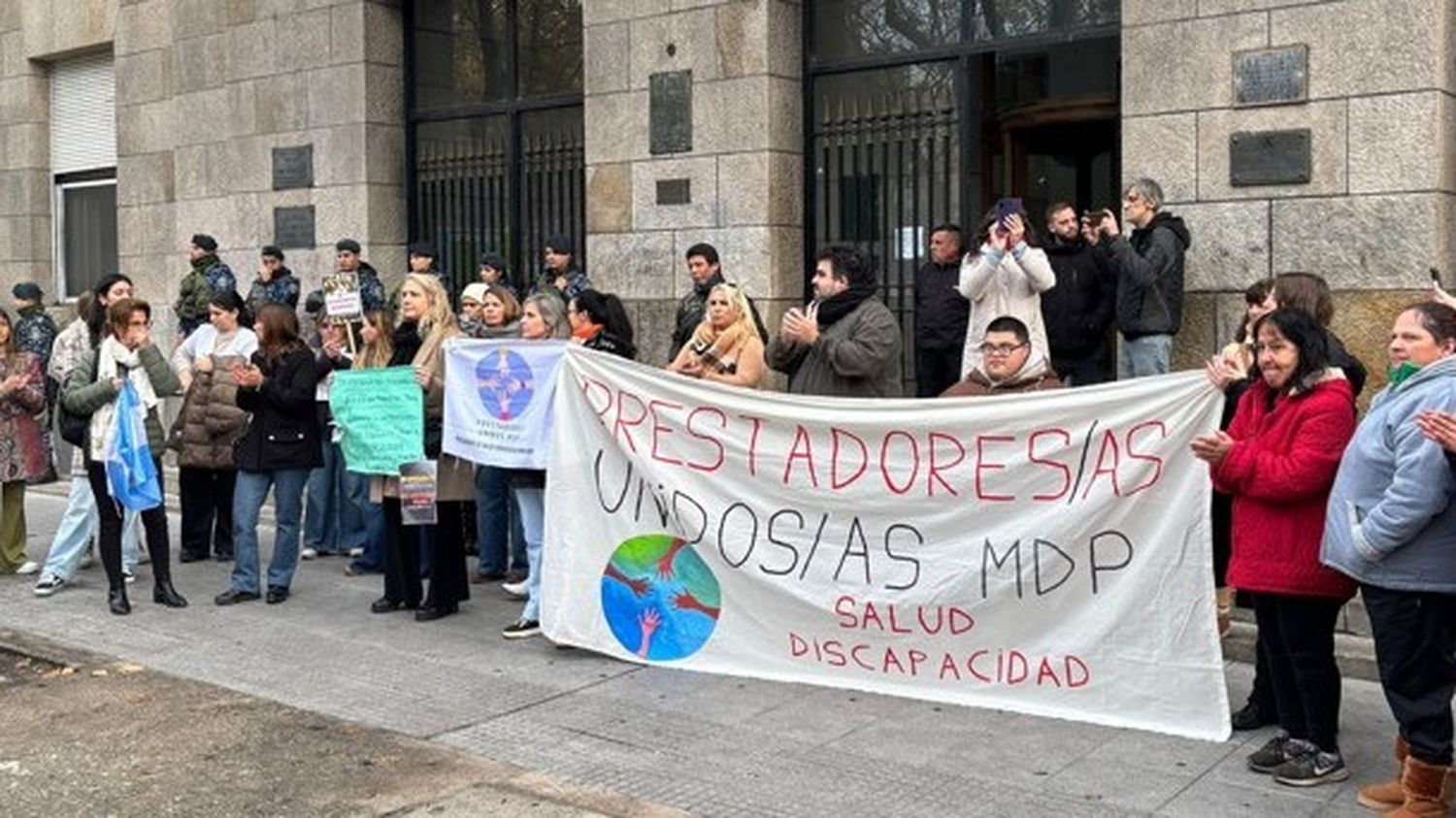 Prestadores Unidos se manifiestan en la puerta de la Municipalidad.