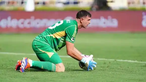 La extensa racha que se le cortó a Dibu Martínez