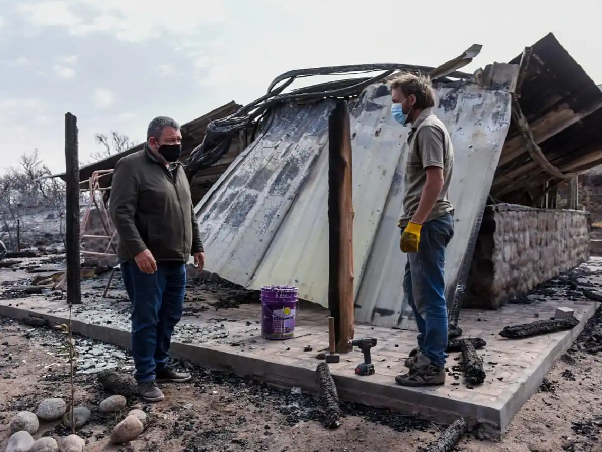 El gobierno nacional asiste a familias evacuadas en las sierras