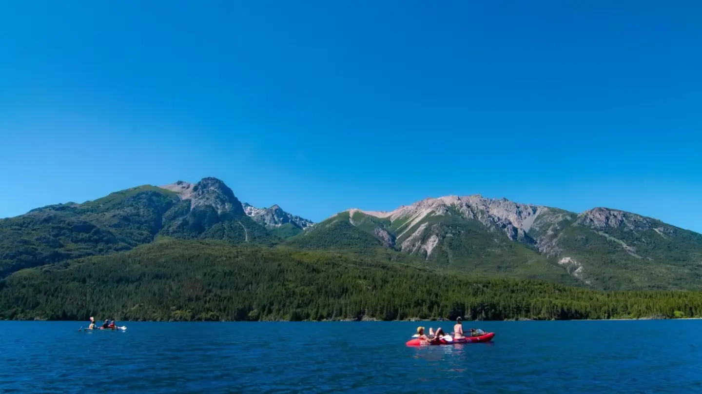 No es Bariloche ni el Bolsón: dónde está el lago argentino que es el más limpio de Sudamérica y cómo visitarlo