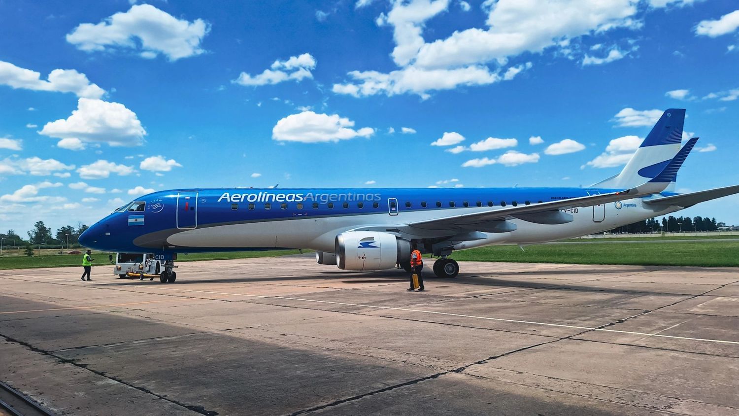 Otro Embraer E190 recibe el esquema de Aerolíneas Argentinas