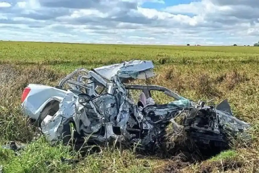 Una camioneta quedó destrozada luego de un impresionante choque contra un camión