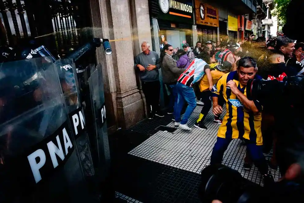 Fuertes destrozos e incidentes de los barras en la marcha por los jubilados al Congreso