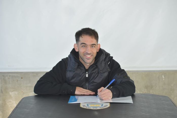 Ijiel Protti firmando el contrato