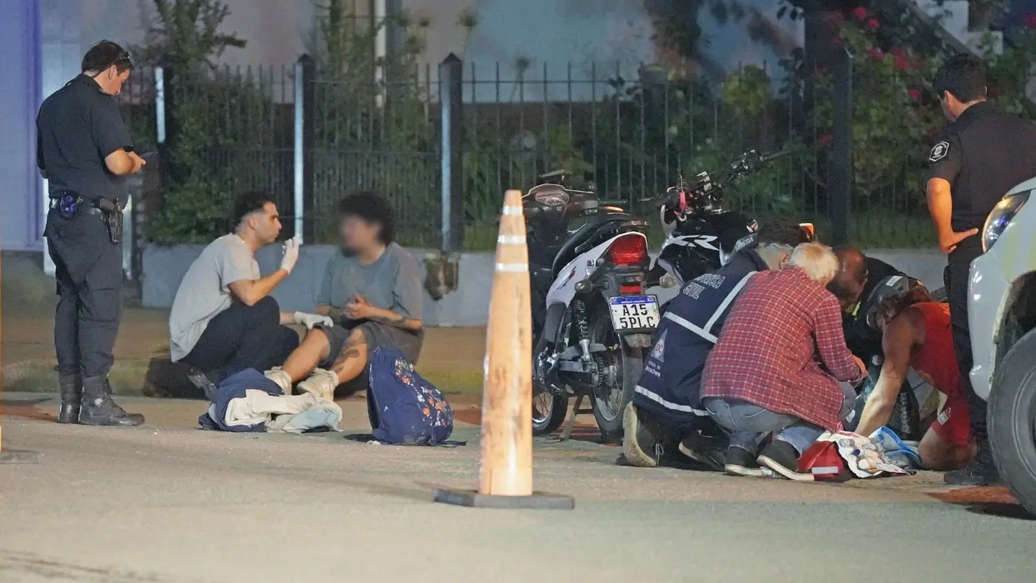 En el escenario. Del fuerte choque, las jóvenes fueron asistidas primero por personal de Defensa Civil