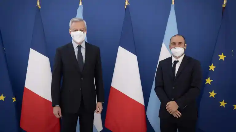 Guzmán viaja a Rusia para acelerar la producción de la vacuna Sputnik V en la Argentina