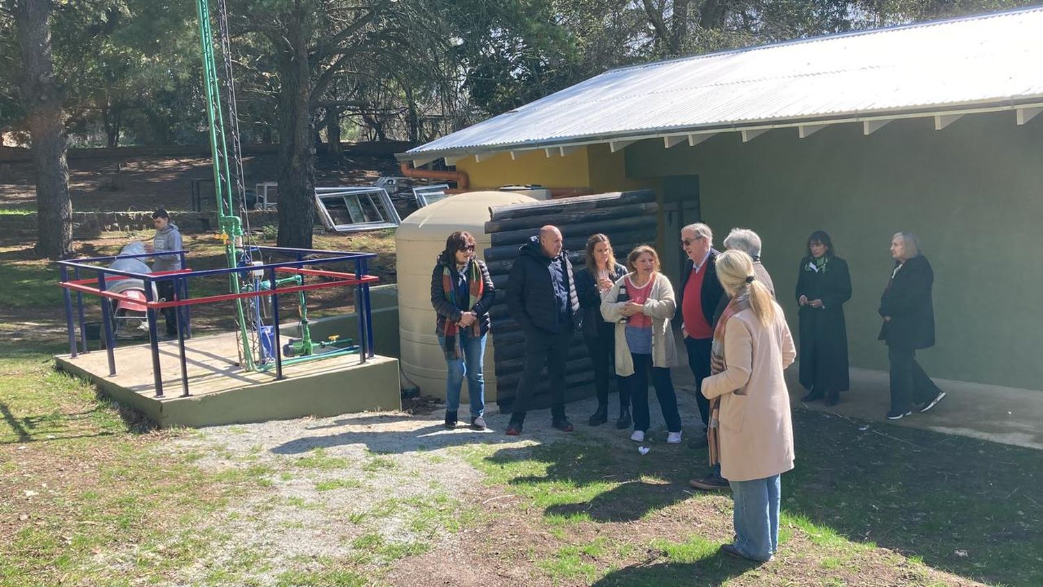 Lunghi e integrantes de la cooperadora de Sierra del Tigre recorrieron el predio natural para definir las próximas intervenciones