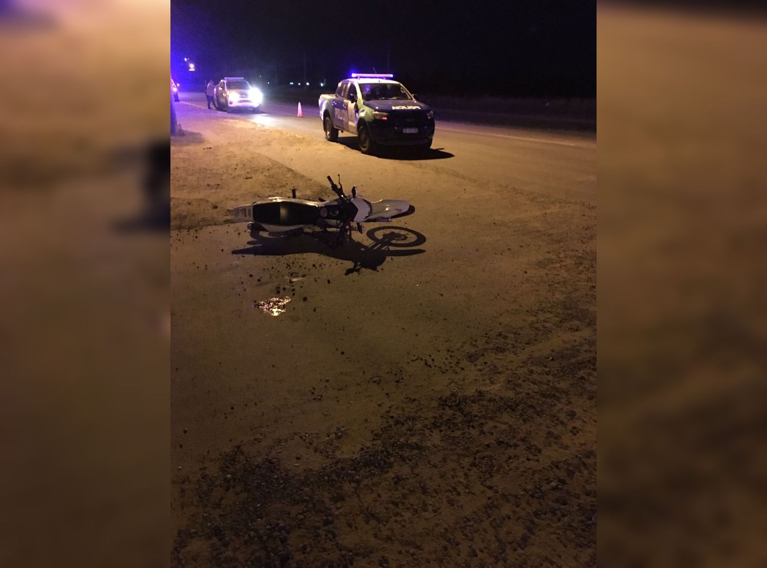 Dos jóvenes hospitalizados tras chocar con un móvil policial