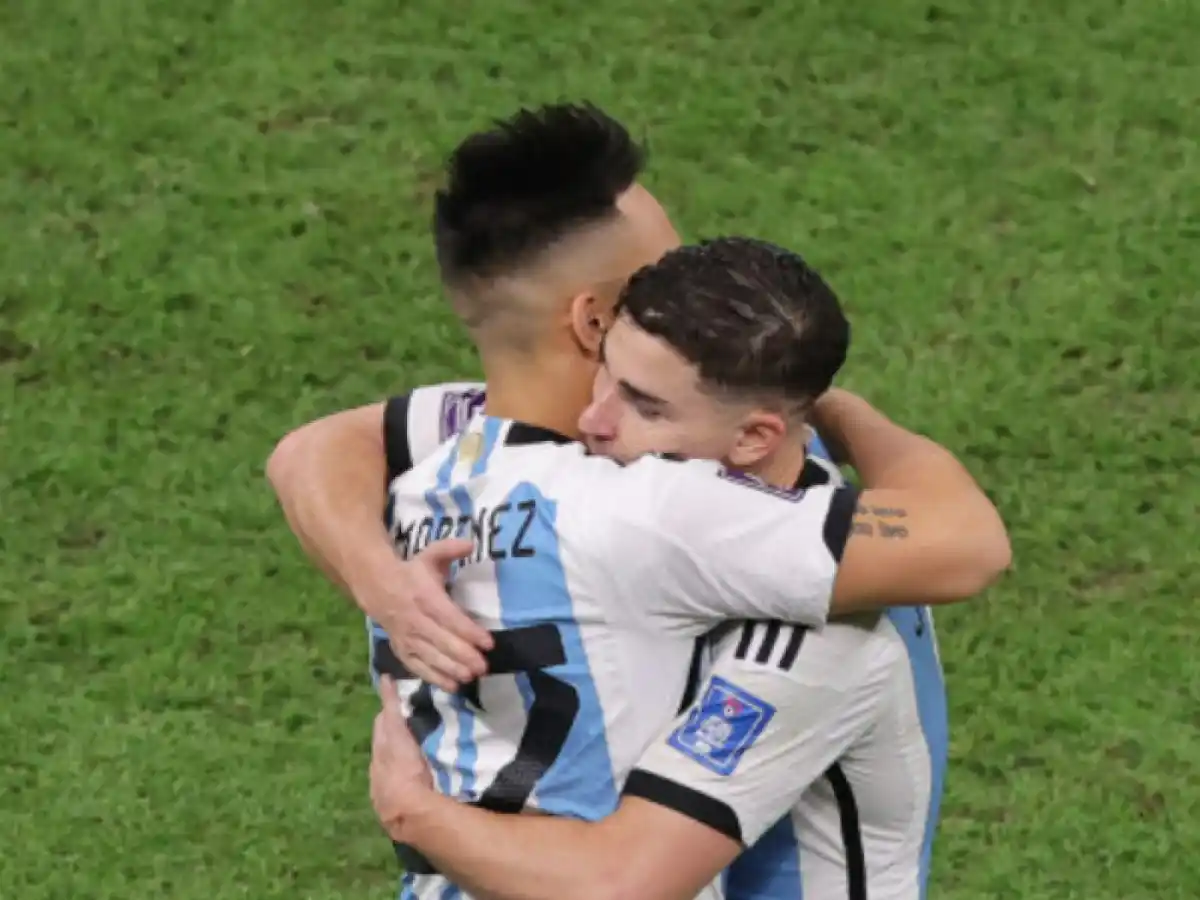 Lautaro Martínez y Julián Álvarez compartirán delantera ante Ecuador.