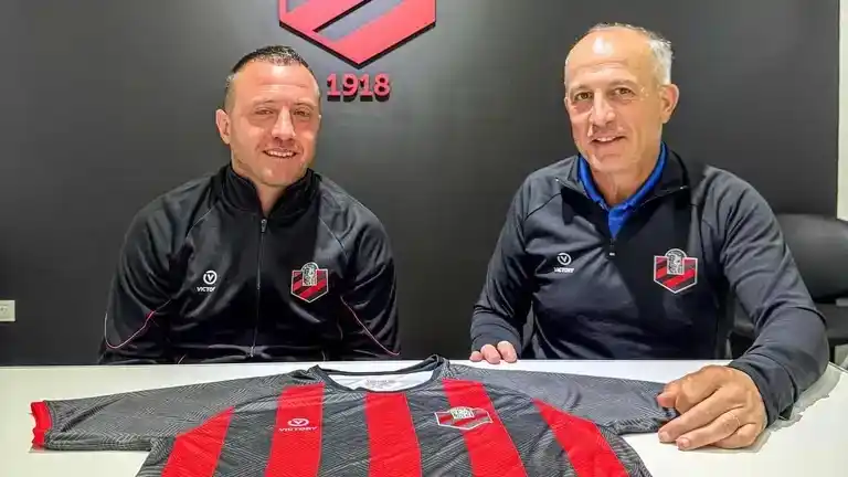 Aguirre, junto a Osvaldo Dadiego, presidente de Independiente.