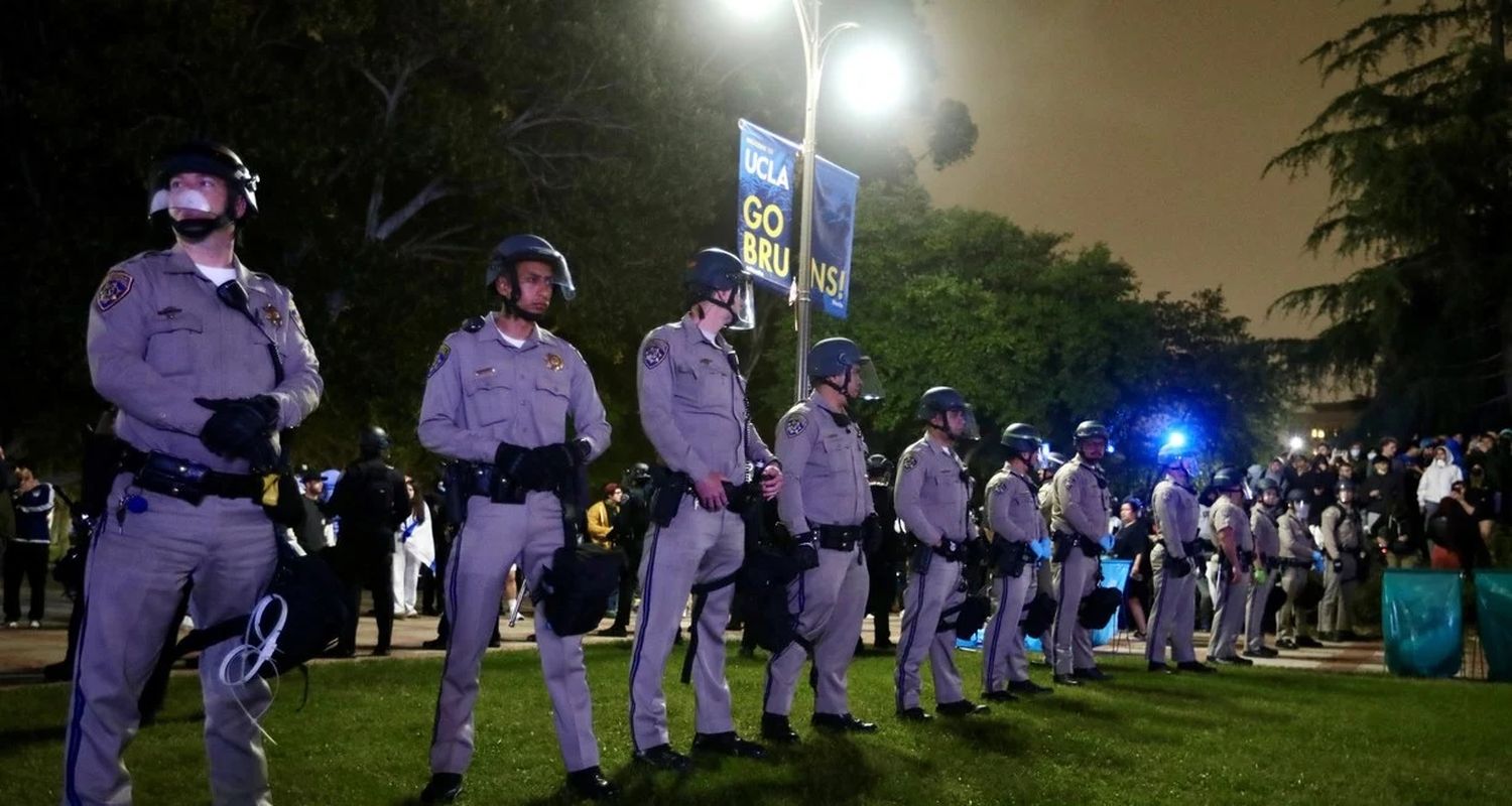 Detención de estudiantes que se manifiestan a favor de Palestina y en reclamo al fin del conflicto en Gaza. Las fuerzas policiales intervinieron en varias universidades debido a duros enfrentamientos con sectores pro israelíes.