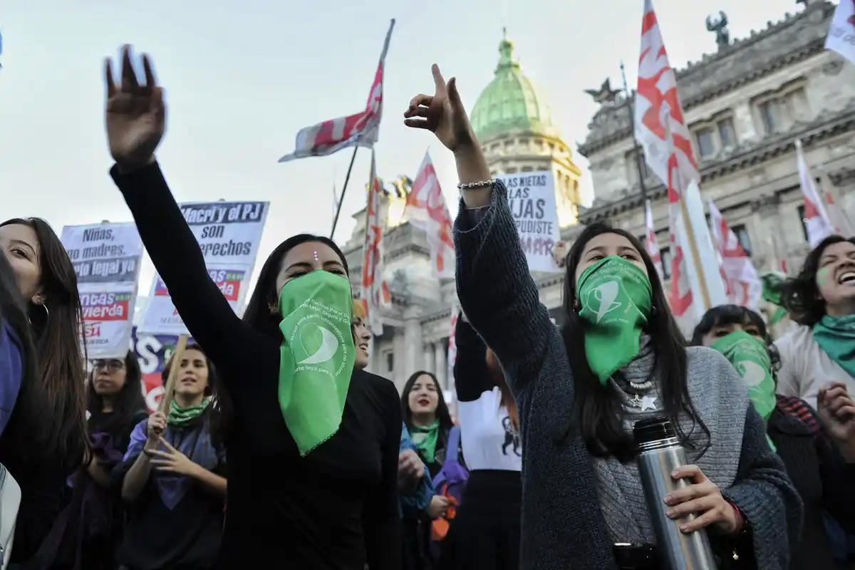 Con una masiva marcha, presentaron una vez más el proyecto para legalizar el aborto