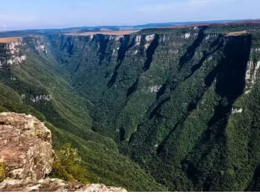 una nena callo por un caño en un parque nacional en Brasil 2