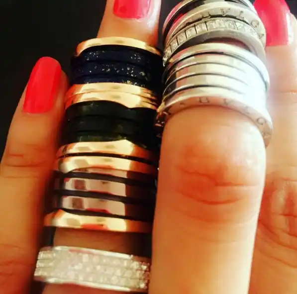 Ostentosa: Loly mostró los anillos que le regaló Rial 