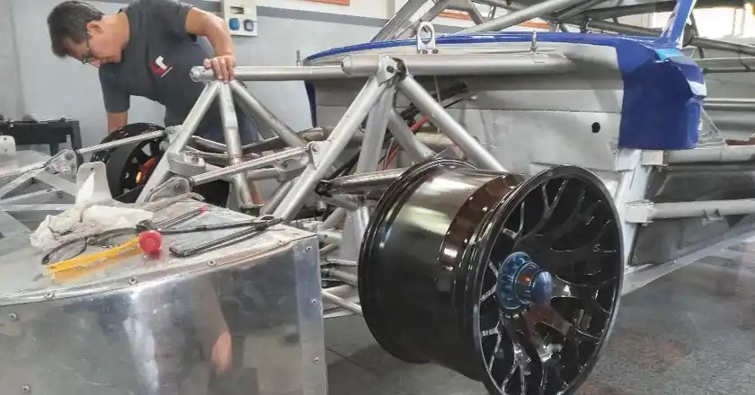 Daniel Uranga, trabajando sobre el Ford de Trosset.