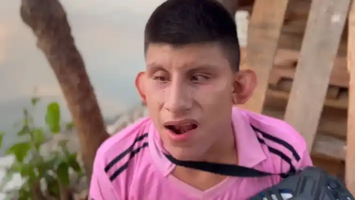 Con la camiseta de Messi se lo ve en parte del video