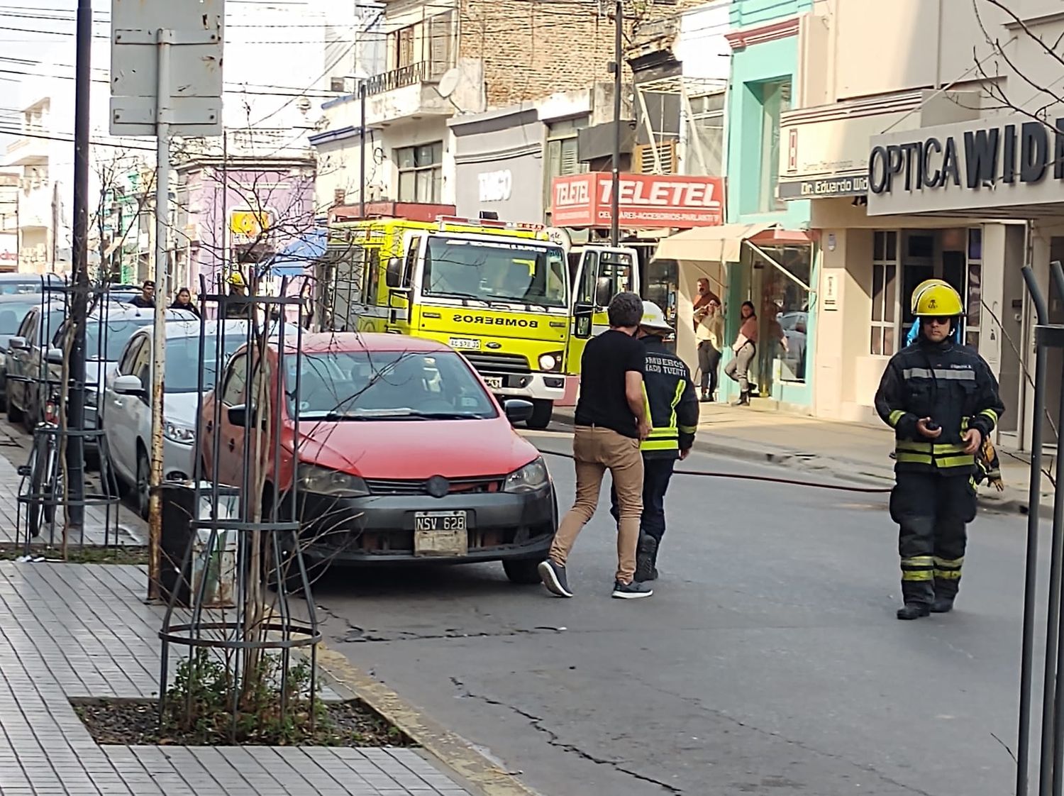 Bomberos tomaron medidas preventivas en Belgrano entre Mitre y Pellegrini.