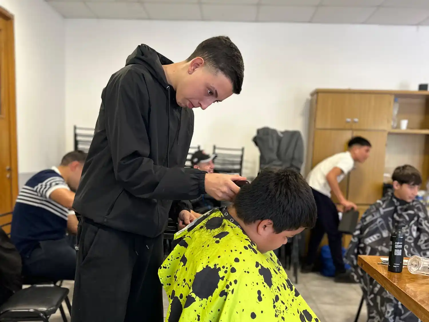 Buena respuesta de los vecinos ante la llegada de los "peluqueros solidarios.