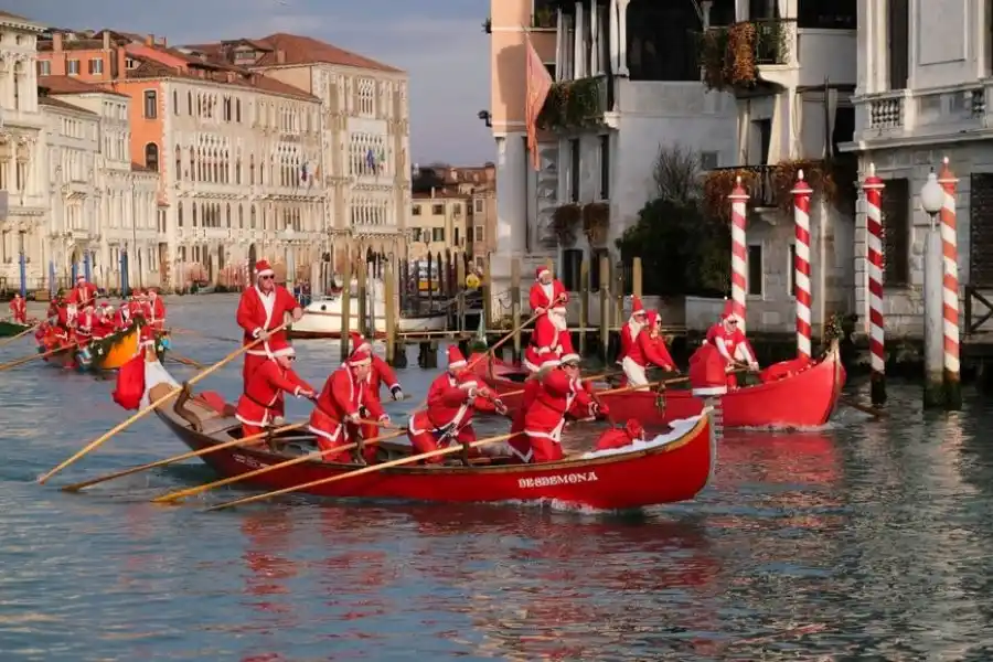 Increíble: miles de Papás Noel navegaron por los canales de Venecia en una regata festiva