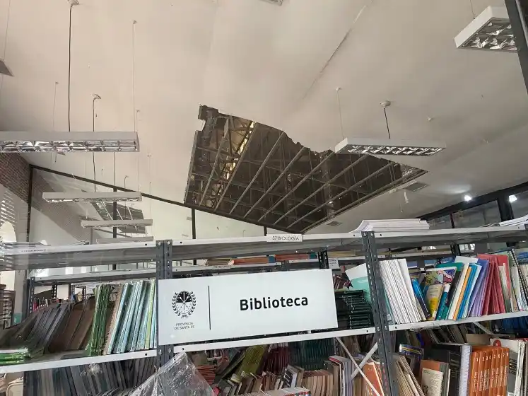 Escuela Rodolfo Rivarola: se cayó un sector del techo de la biblioteca