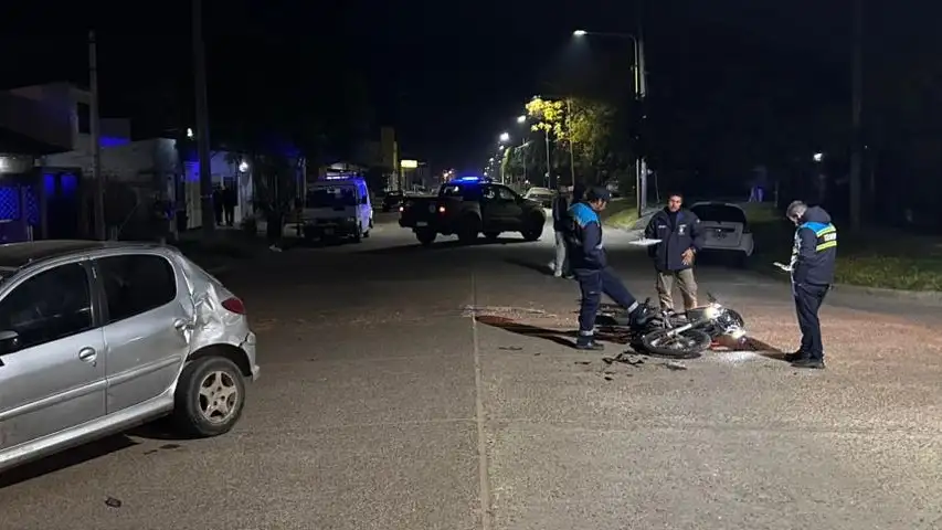 Un motociclista sufrió lesiones graves tras chocar con un auto en Bv. Montana