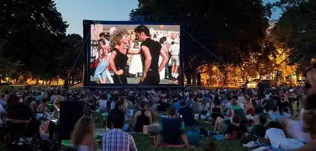 Monje estrena sus noches de cine y picnic al aire libre