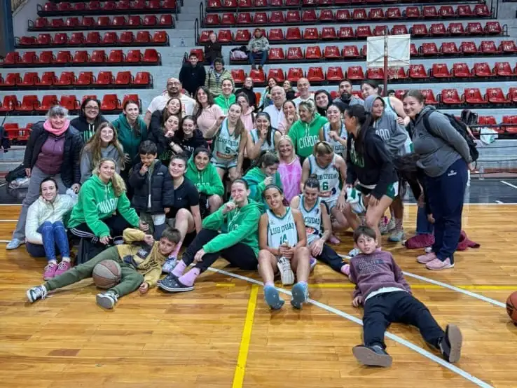 El festejo de las chicas de Club Ciudad en Primera con un detalle: las medias rosas en honor al "Octubre Rosa" en concientización por el Cáncer de Mama.
