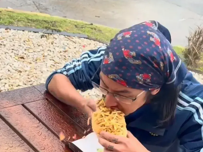 El desafio consiste en comer un pancho en menos de 40 segundos.