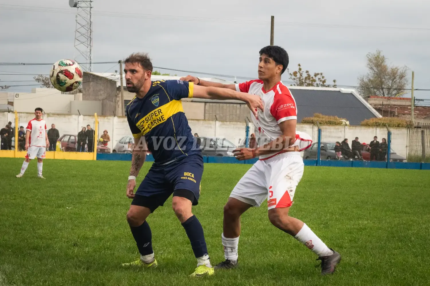 Gregorio Armesto de Boca espera a recibir la pelota presionado por Tobías Bustos de Huracán