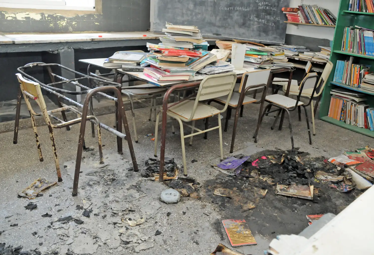 Robaron e incendiaron la biblioteca de la Escuela Secundaria 14