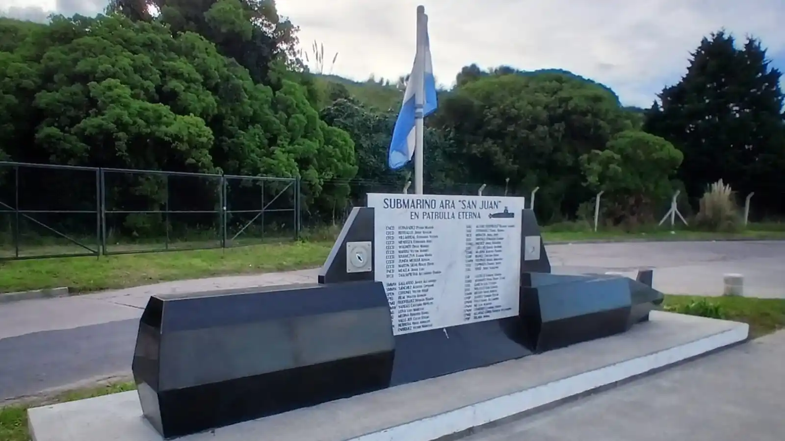 El memorial ubicado frente a la puerta principal de la Base Naval, fue reparado