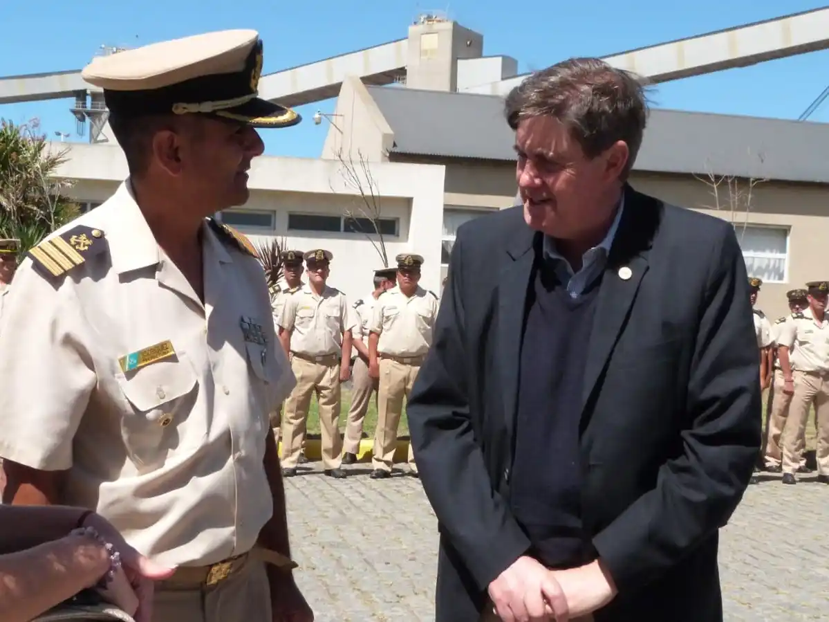 El nuevo jefe de Quequén, Luis Emilio Gómez, hablando con el intendente de San Cayetano, MIguel Gargaglione