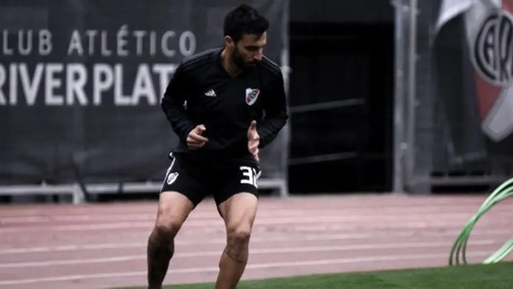 Gallardo probó variantes, se resintió Scocco y quedaría descartado