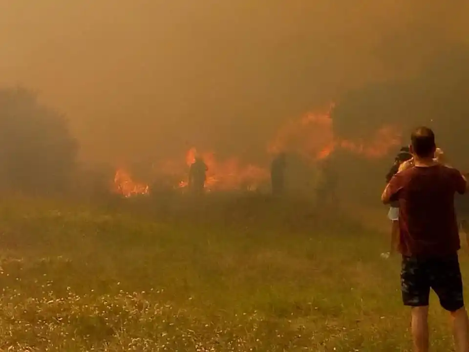 Incendio en Villa Gesell está controlado y podría haber sido por el descuido de un turista, dijo el intendente