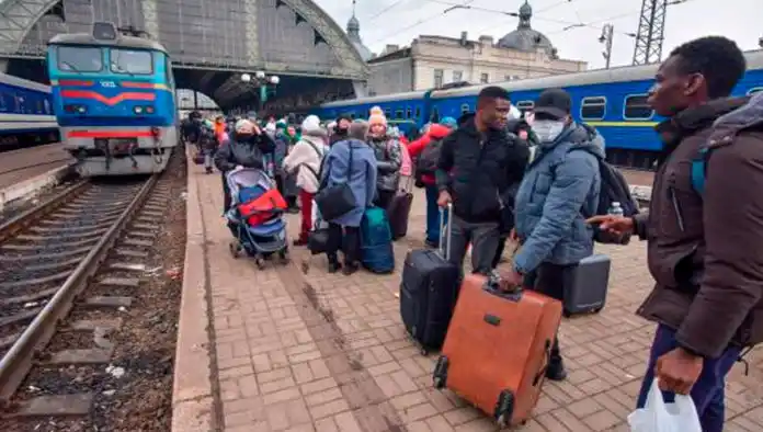 Denuncian discriminación y racismo hacia migrantes que intentan huir de Ucrania