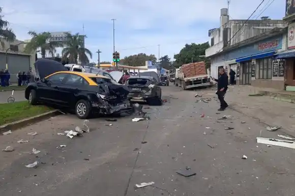 Una mujer fallecida y cuatro heridos: un camión se quedó sin frenos y chocó a nueve vehículos en Rosario