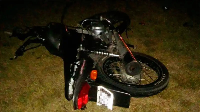 Un auto chocó a dos motocicletas y uno de los conductores murió
