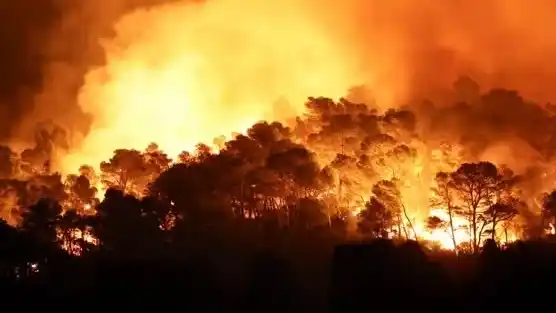 El incendio de Corbières visto desde Saint-Laurent-de-la-Cabrerisse, en el sur de Francia, el 6 de agosto de 2025. (SABOOR ABDUL/REUTERS)