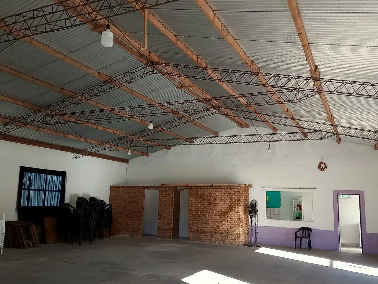 Conflicto en una escuela por las condiciones en que se dictan clases
