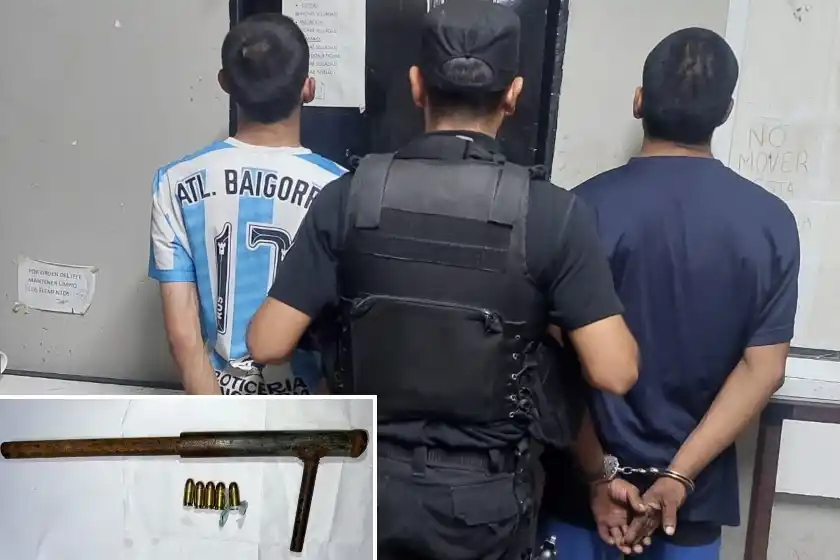 Detuvieron a dos motociclistas que circulaban a alta velocidad con un arma.