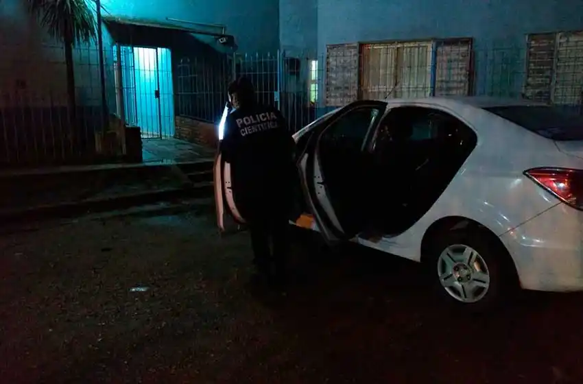 Otro robo a remisero: los persigue y la policía los detiene