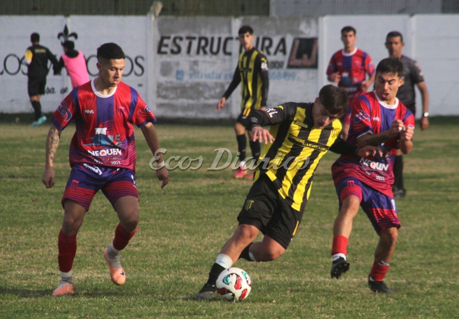 Thiago Urban con dominio de balón, ante la intensa presión de Mauricio Barrera y Micael García