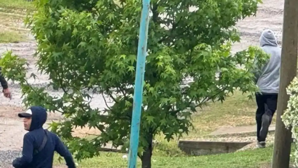 El momento en el que la banda huyó del barrio (Gentileza: Diario Hoy)