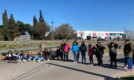 Alumnos de la secundaria de Villa Alduncin realizaron una sentada para pedir calefacción