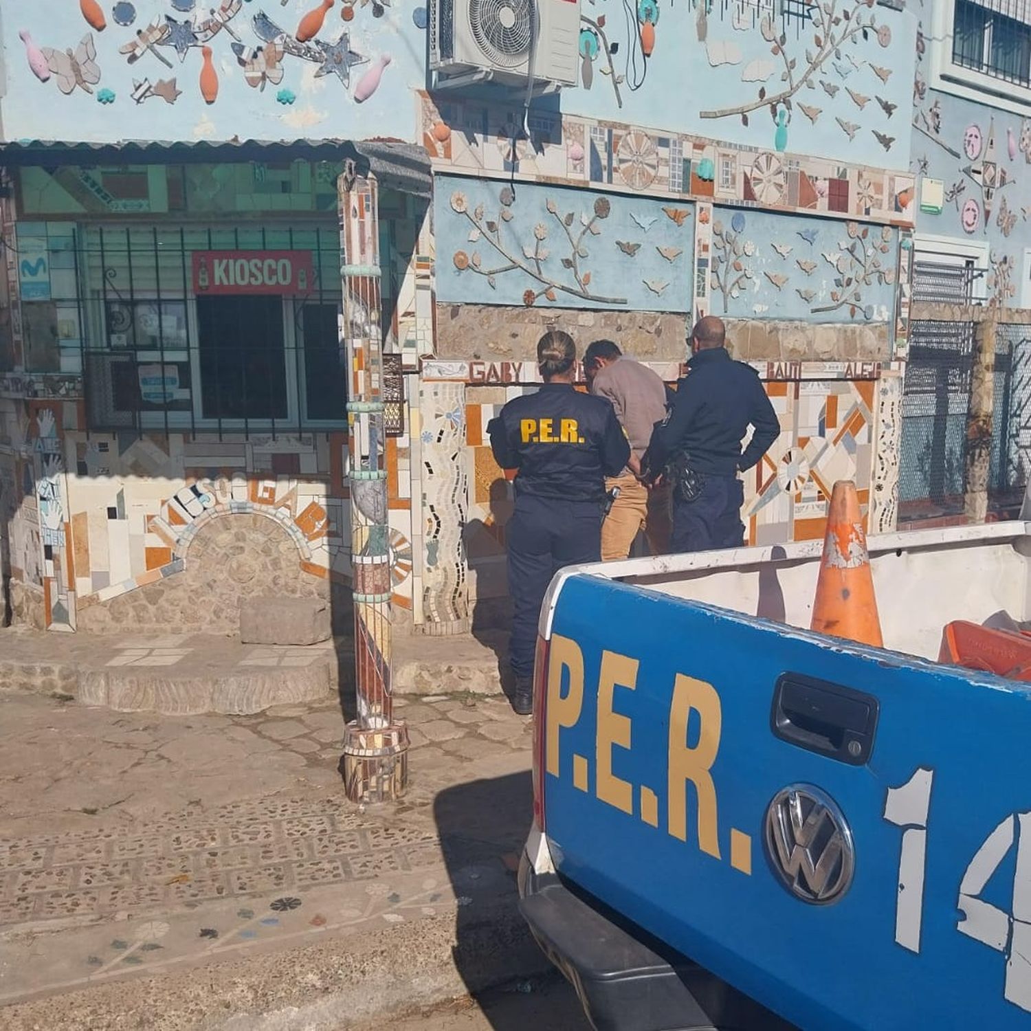 Pateó un móvil policial e intentó darse a la fuga cuando fue identificado por un robo cometido el día anterior