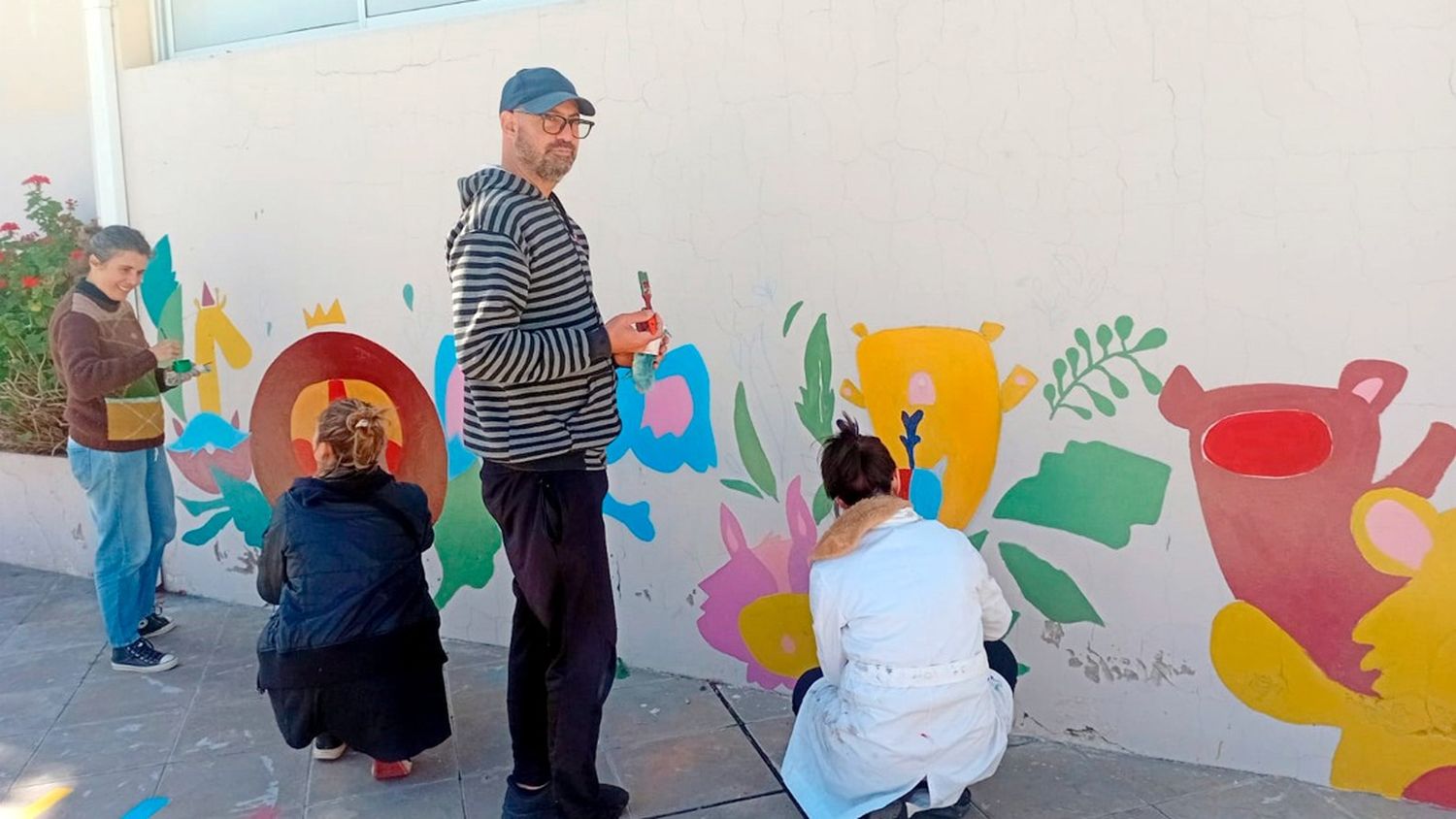 La comunidad del Jardín 911 pintó un mural en el patio