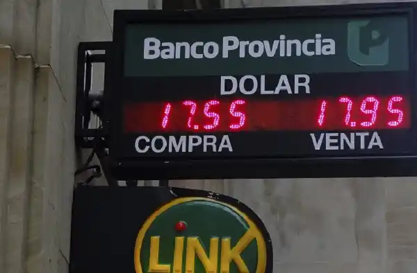 Nueva trepada del dólar, que cerró a $18.95